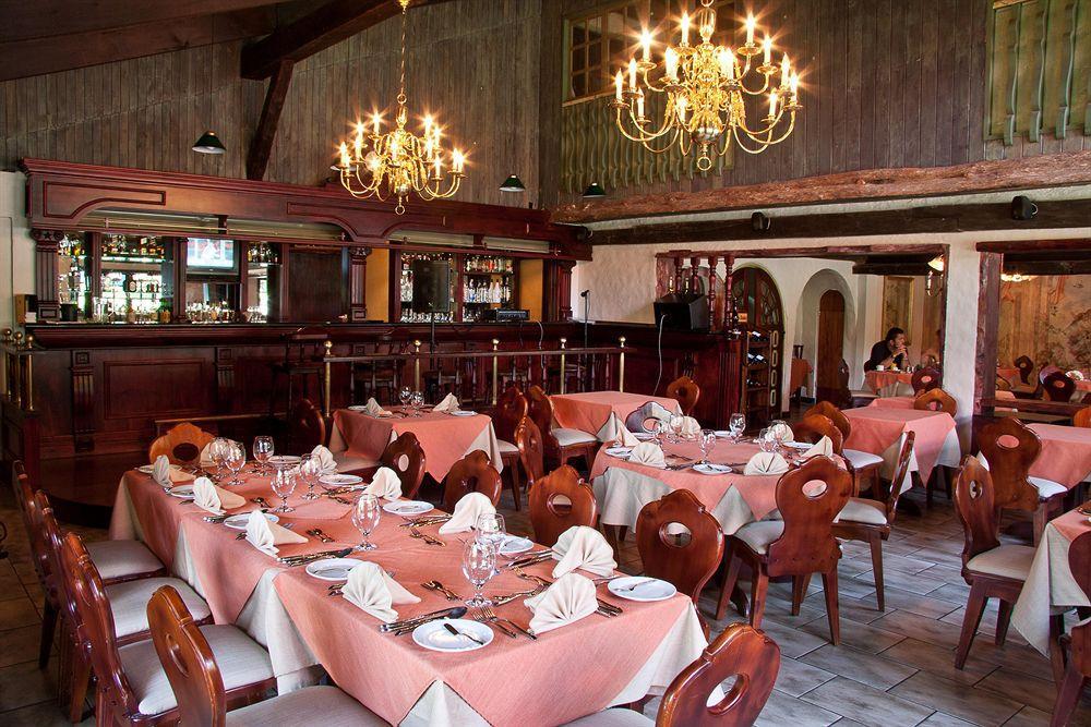 هيريديا Hotel Chalet Tirol المطعم الصورة